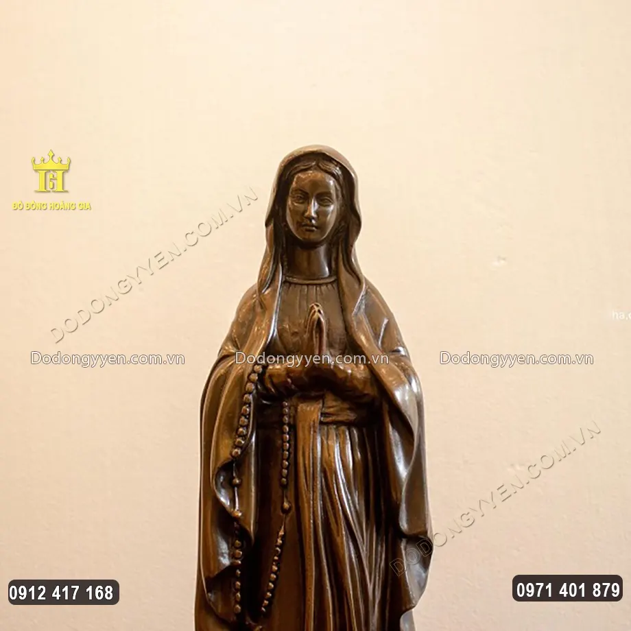 Gương mặt của Đức Mẹ vô cùng xinh đẹp và hiền hòa